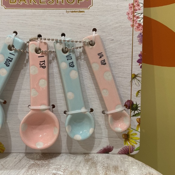 The Bakeshop Measuring Spoons & Spatula & Cookie Cutter Bundle - Picture 4 of 10